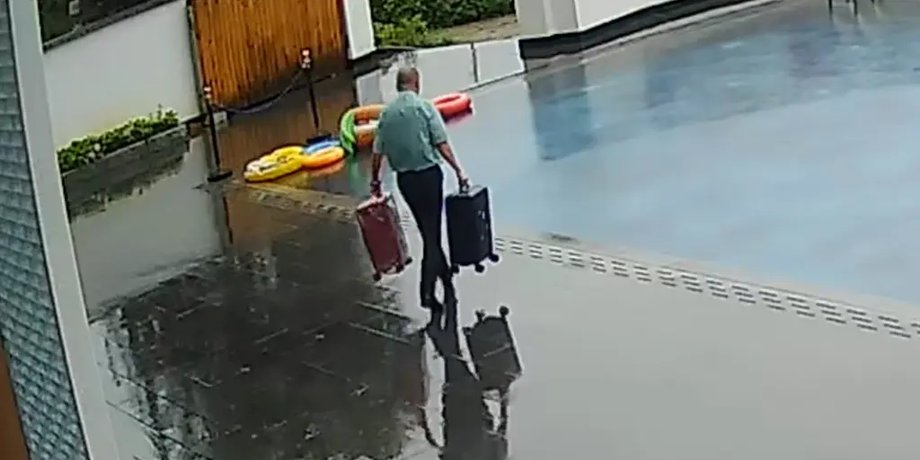 мужчина в Китае случайно нырнул с чемоданами в бассейн