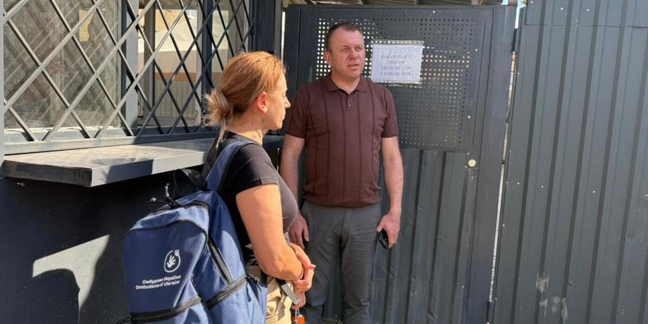 Представник омбудсмена Андрій Крючков біля ТЦК в Ужгороді на Закарпатті