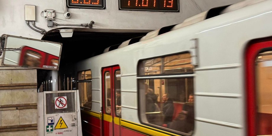 Метро, Киев, перевод часов, переход на летнее время, фото