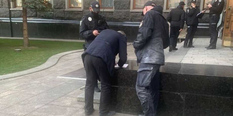 В Офисе президента мужчина пытался поджечь себя