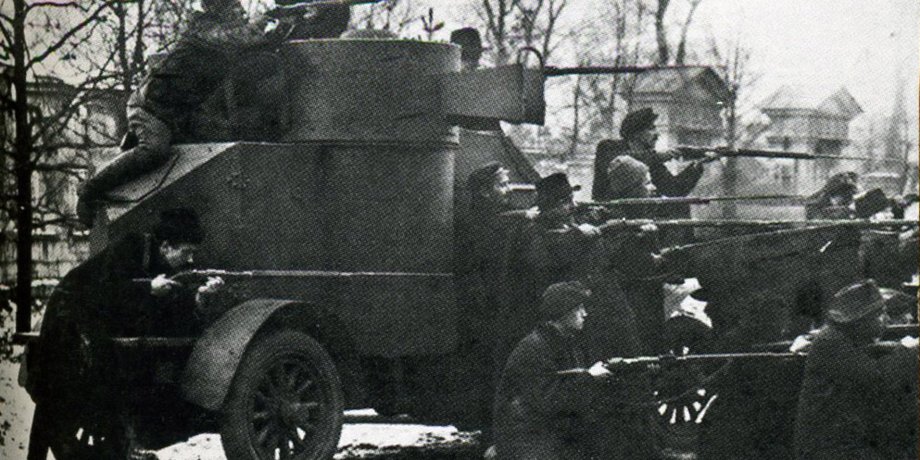 Красногвардейцы у броневика "Лейтенант Шмидт" / 1917.shpl.ru