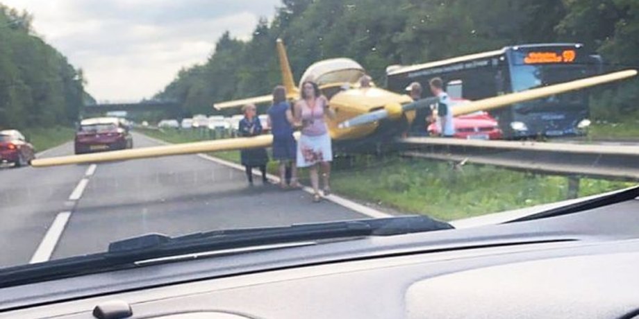 Літак сів посеред дороги, літак, траса, шосе, пілот посадив літак на дорогу, перекрили рух, екстрені служби