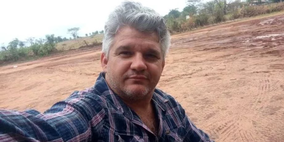 Чоловік, муха залізла у вухо чоловіка, Хворий чоловік, личинки у вусі, яйця у вусі, операція, лікарня, муха відклала яйця