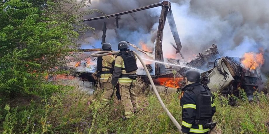 Наслідок удару РФ на трасі Кривий Ріг-Дніпро, 15 липня фото наслідків удару РФ на трасі Кривий Ріг-Дніпро, 15 липня