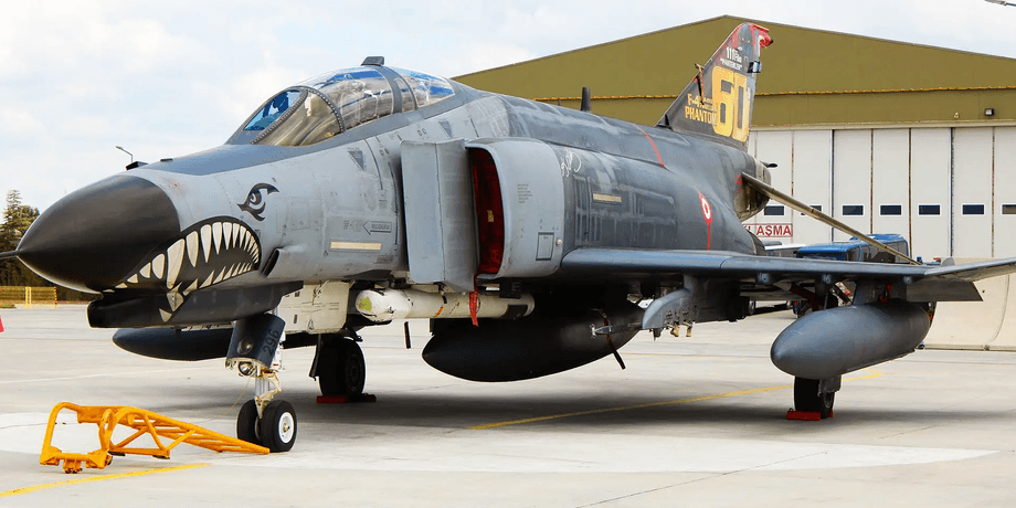 F-4E Phantom II на аэродроме