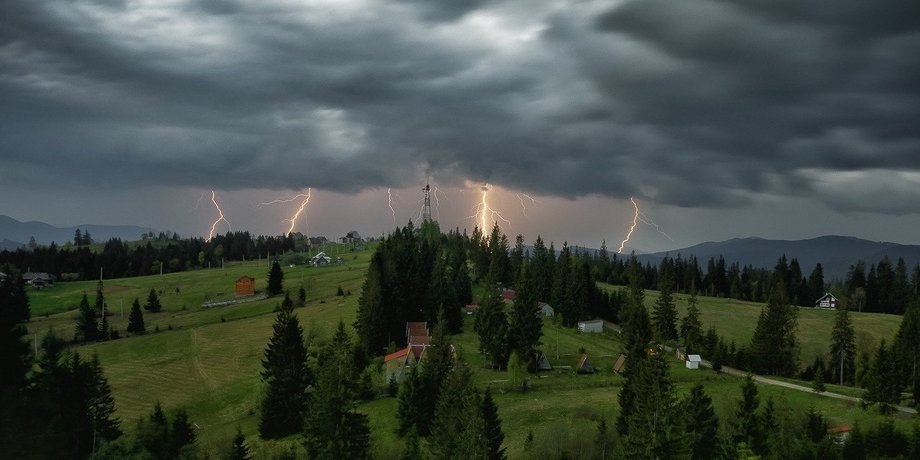 Гроза в Карпатах / Фото: Webdiscover.ru