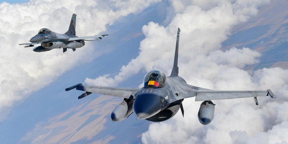 самолеты F-16 Румынии в полете