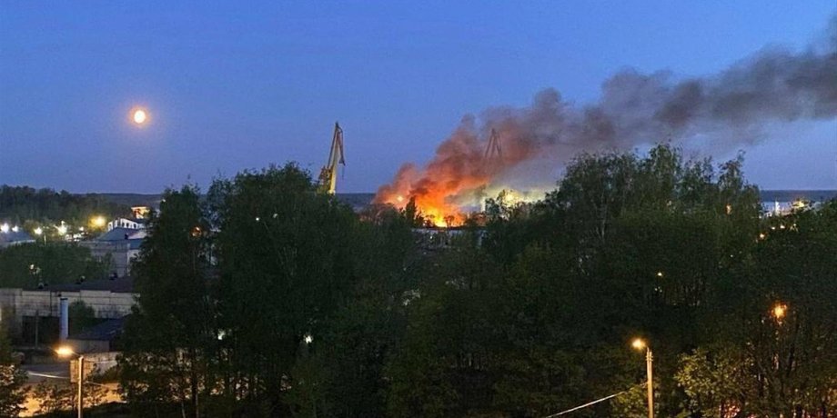 удары по НПЗ и аэродрому в РФ, пожар в Выборге, атака БПЛА в Выборге