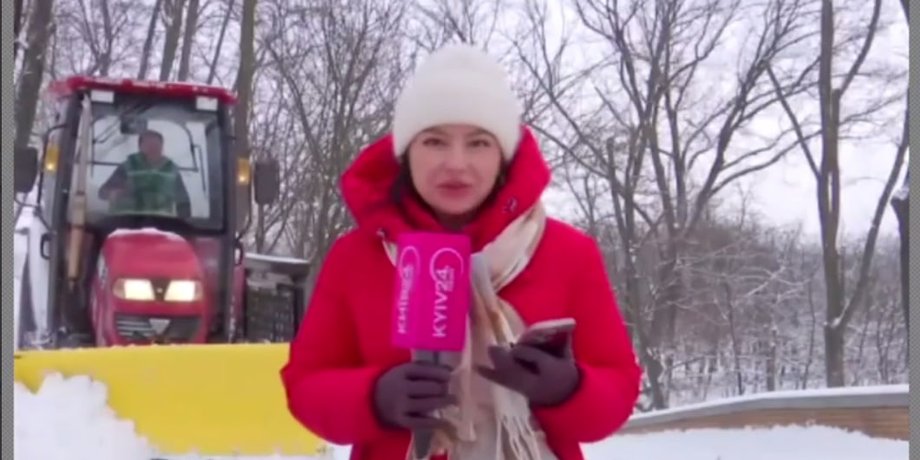 В Киеве во время прямого включения журналистку засыпало снегом из-за работы коммунальной техники.