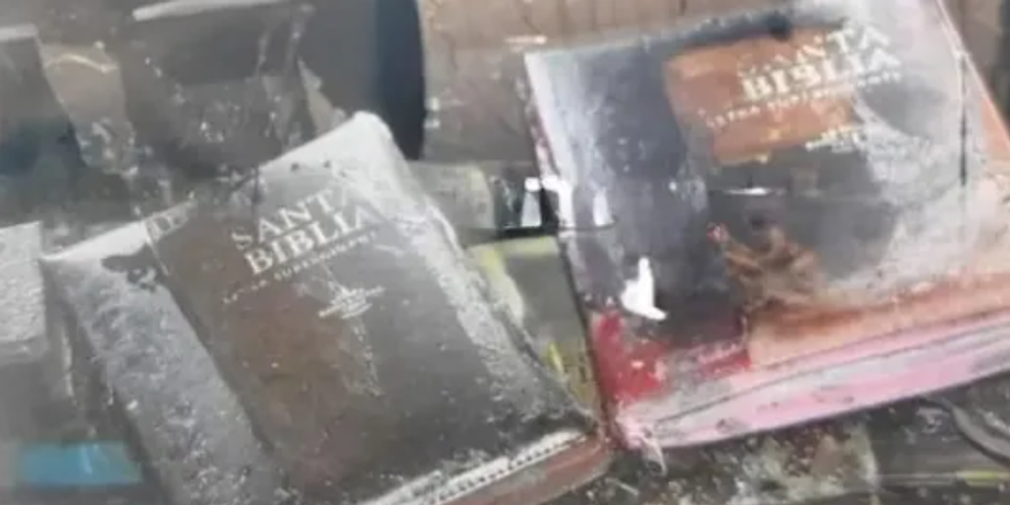 Библия чудом не сгорела в масштабном пожаре, книжный магазин, пожар, стихия, Гватемала, спасатели, доказательства существования Бога