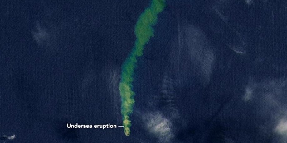 вулкан, подводный вулкан, шлейф обесцвеченной воды