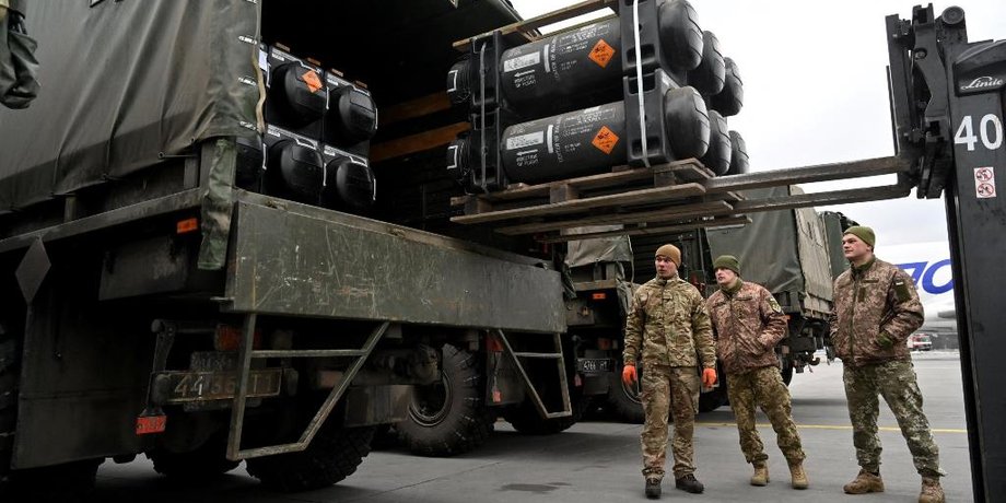 Поставки оружия в Украину пройдут через Европу