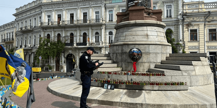 памятник императрице Екатерине, В Одессе нарисовали российский флаг, полиция одесской области, демонтаж памятника, демонтаж памятника