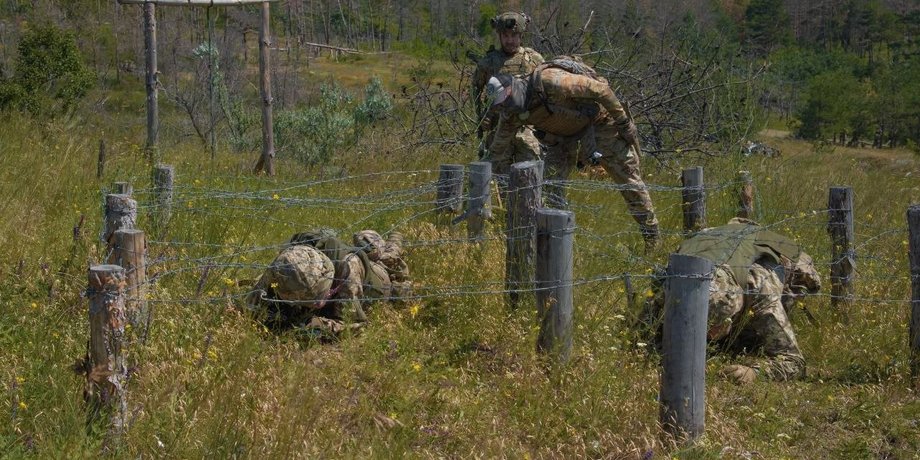 Українські військові Українські військові поряд з човном
