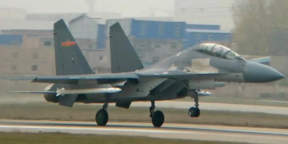 винищувач китайських ВПС J-16