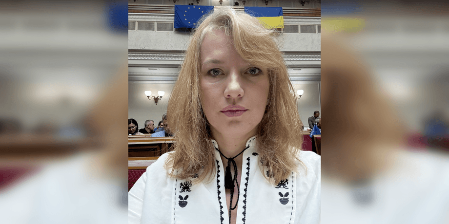 Олена Шуляк вдягнула сорочку українського бренду