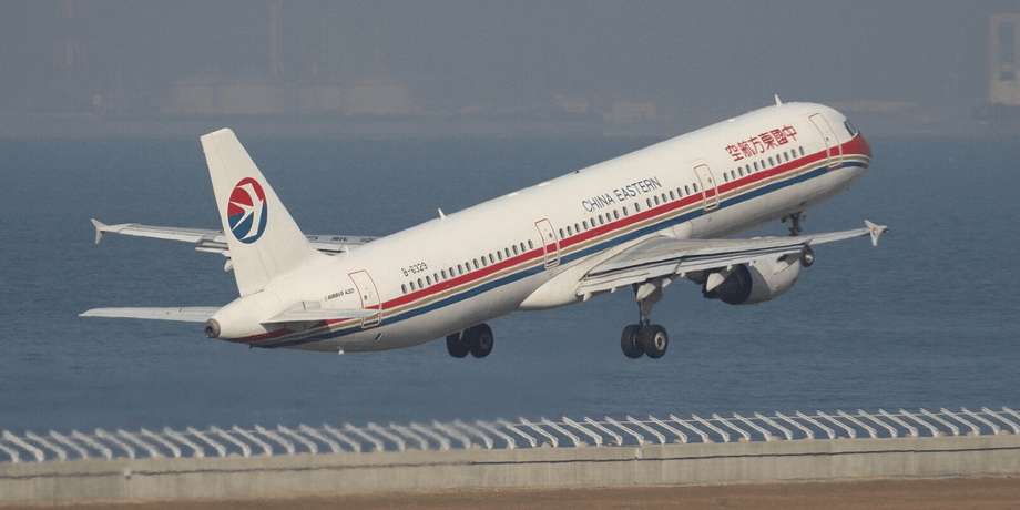 Літак, Китай, аварійний вихід, пасажир відкрив аварійні двері, China Eastern Airlines, хаос на борту, пасажир хотів подихати