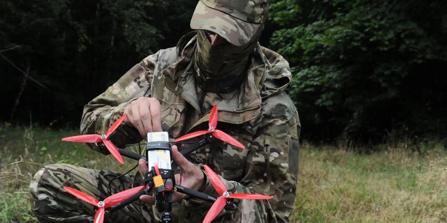 Российский военный с FPV-дроном