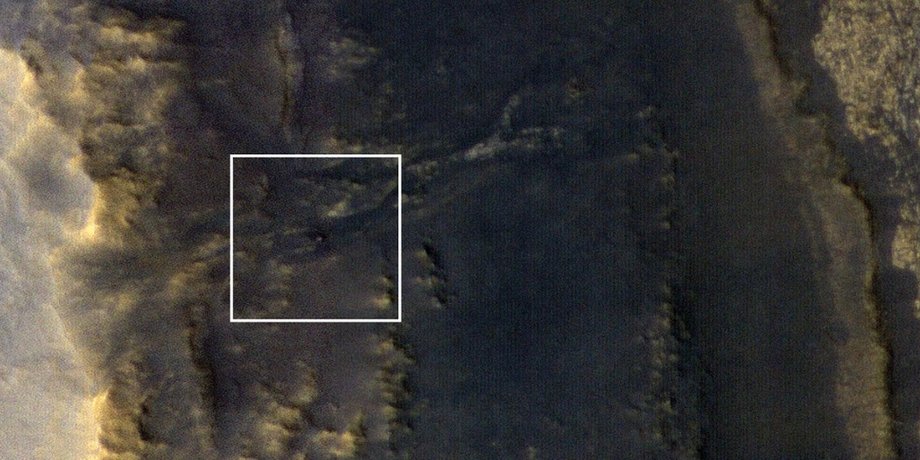 Ровер Opportunity в Долине Настойчивости (его можно разглядеть в центре белого квадрата). NASA / JPL-Caltech / University of Arizona