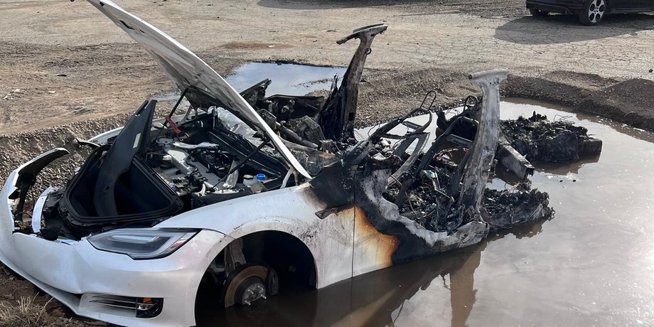 Сгоревшая Тесла, пожар Тесла, Tesla Model S, электромобиль Tesla, пожар в Tesla, пожар электромобиля