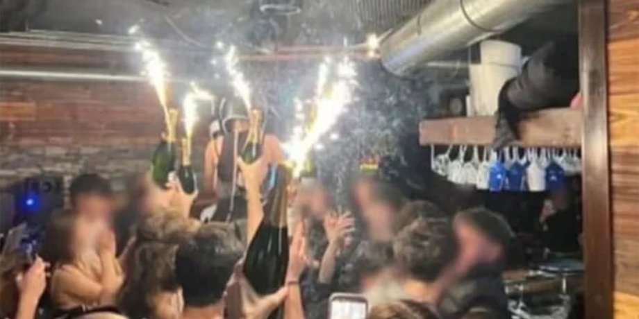 Искры бенгальского огня попали на звукоизоляцию бара, и та вспыхнула моментально