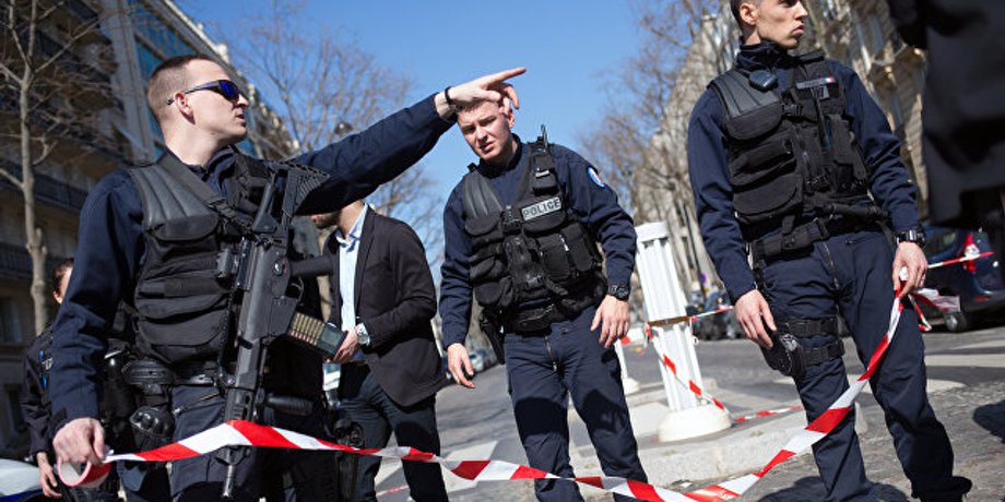 Полицейские у здания МВФ в Париже, где произошел взрыв / Фото: РИА Новости