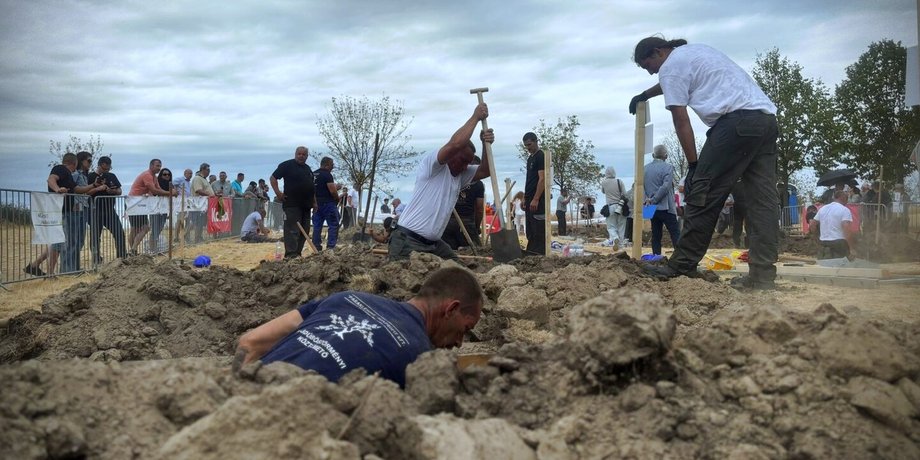 Змагання з копання могил пройшло в Угорщині Що відомо про змагання з копання могили