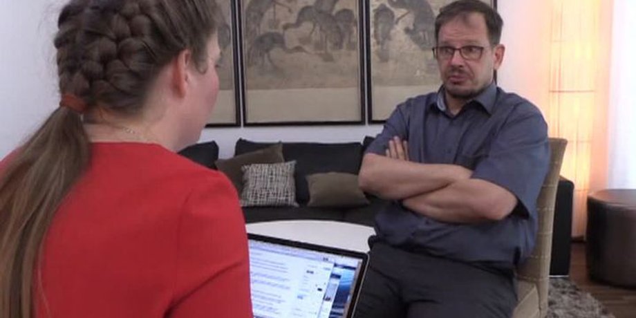 Немецкий журналист во время интервью вытолкал пропагандистку канала "Россия 1" / Скриншот видео