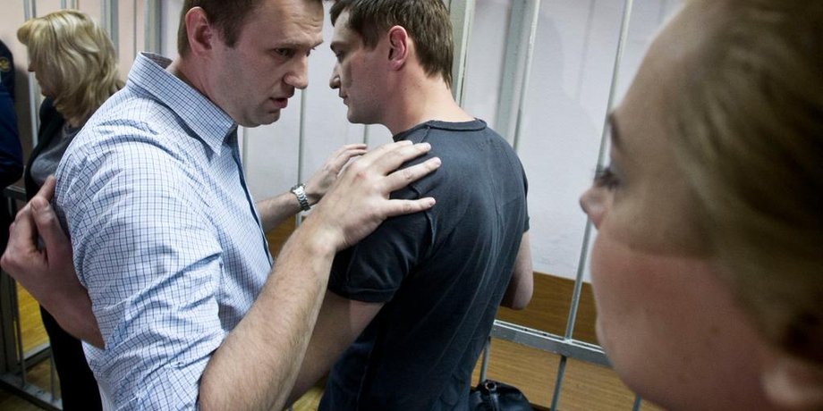 Алексей и Олег Навальные в суде / Фото: Twitter.com/EvgenyFeldman