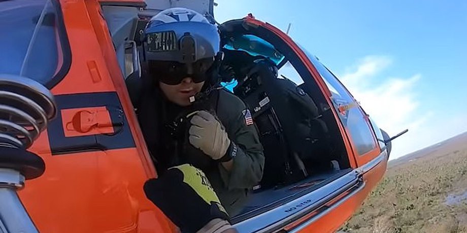 Сотрудник спасательной команда MH-65 "Дельфин". , спасательная операция , ураган Иэн, флорида ураган,