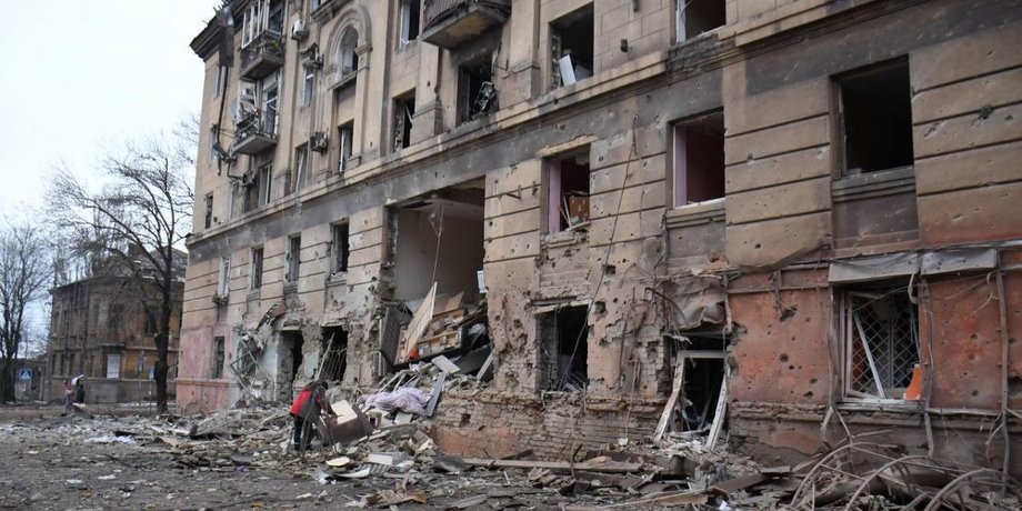 Зруйнований будинок у Маріуполі