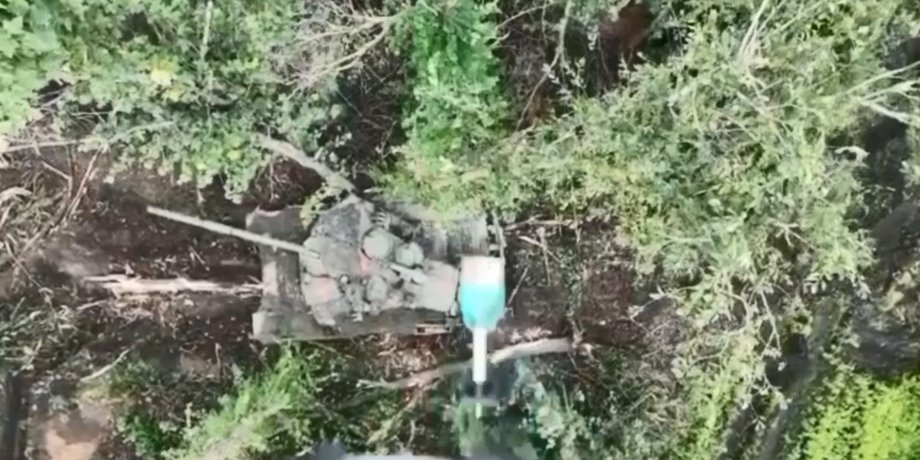 російський танк, знищення російського танка, російський танк вибухнув, гранати проти танка
