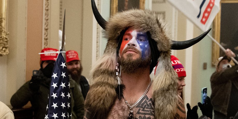 Джейкоб Ченслі (QAnon Shaman) подав до суду на Дональда Трампа та низку відомих компаній