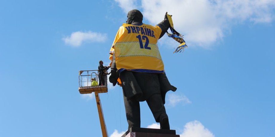 Памятник Ленину одели в футбольную форму / Фото: radiosvoboda.org/Евгения Назарова