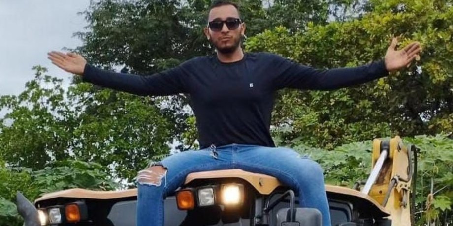 Мужчина протаранил пробку на экскаваторе, в состоянии алкогольного опьянения, пьяный водитель, работал на стройке, водитель экскаватора, протаранил машину, потерял терпение