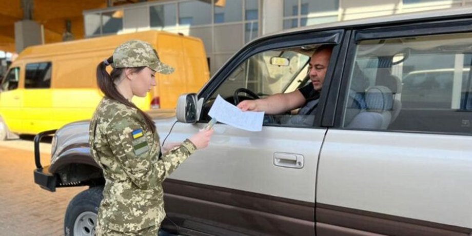 Изображение выезда мужчины за границу