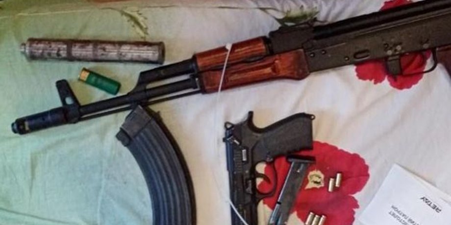 Фото: изъятое во время обысков оружие / fb.com / pol.kyivregion