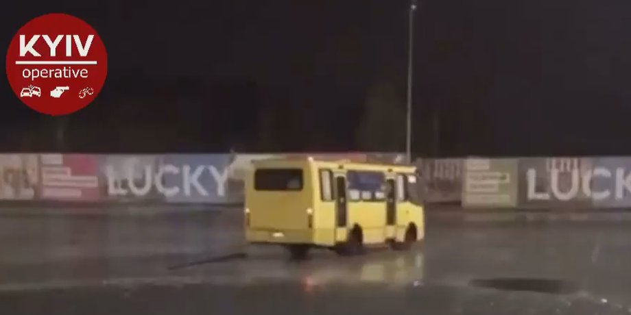 Маршрутка дрифтует на льду, лавина