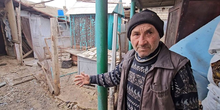 обстрел Чернобаевки, разрушения, мужчина, двор