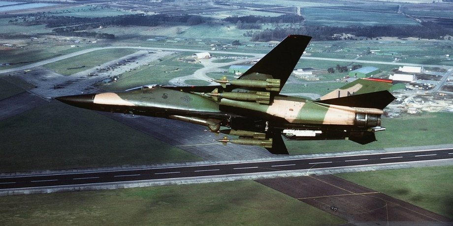 F-111, бомбардировщик F-111, американский бомбардировщик, многоцелевой бомбардировщик, самолет со стреловидным крылом, история авиации, легендарный самолет