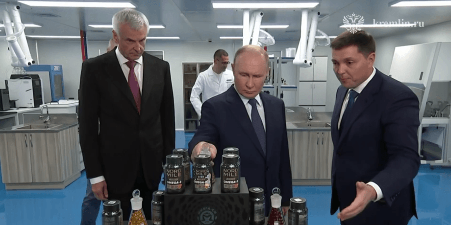 Путин посетил завод в Магадане перед встречей с Трампом