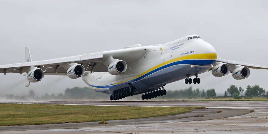 Самолёт Ан-225 "Мрія", созданный КБ "Антонова" фото самолета Ан-225 "Мрія", созданного КБ Антонова