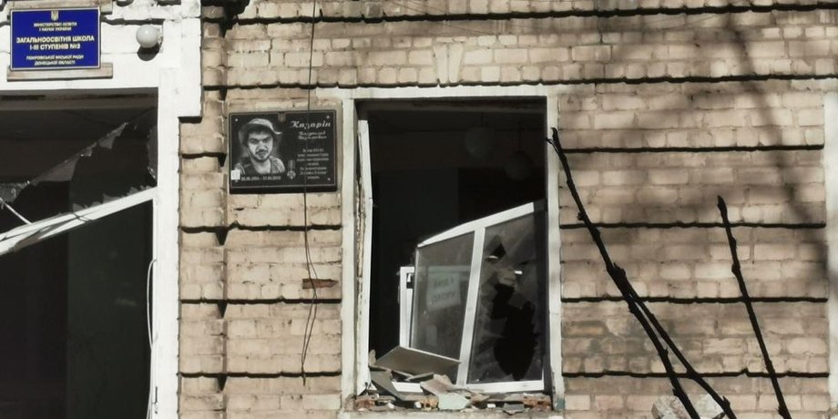 воин, мемориальная доска, Покровск