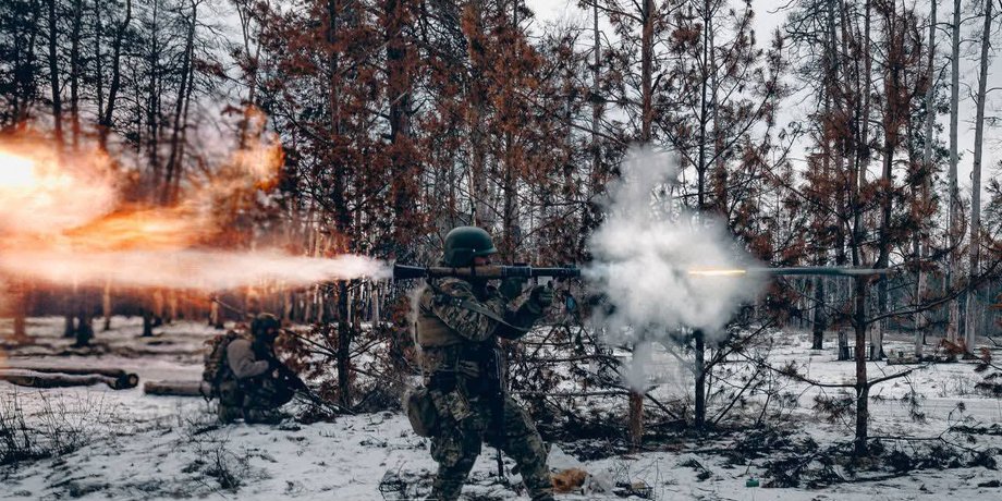 Боєць 3 окремої штурмової бригади ЗСУ стріляє з гранатомета