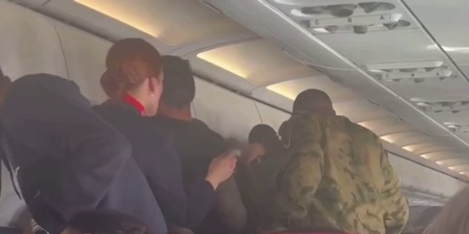 драка, полет, военные устроили драку в самолете, драка в самолете, драка в самолете в рф, пассажиры устроили драку