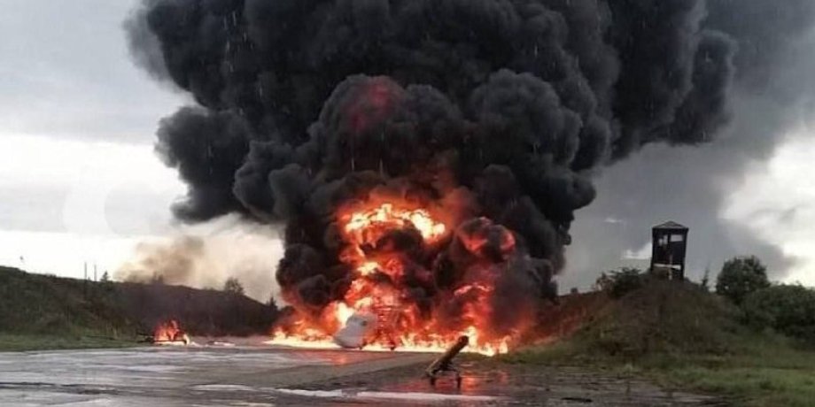 ракетоносец-бомбардировщик Ту-22М , сгорел самолет,