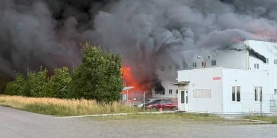 фото пожежі на складі Фори" в Мартусівці під Києвом