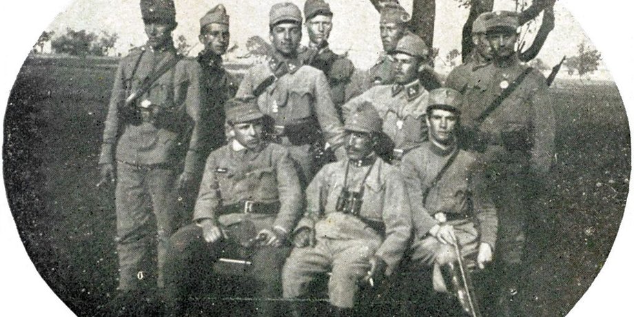 Сотник легиона Ю. Будзиновский со штабом своей сотни (около 1915) / Фото: Википедия