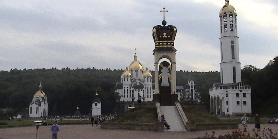 Общий вид комплекса церковных сооружений в Зарванице / Фото: Википедия