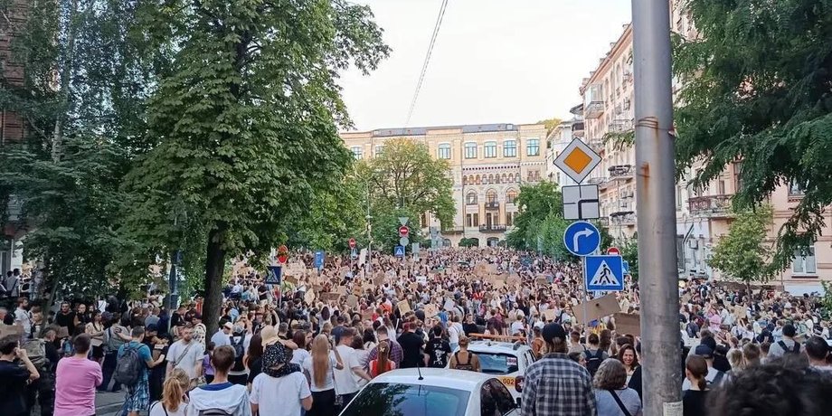 Відставка Федорова — протести в Києві тривають 2 день — фото та відео Другий день поспіль у Києві тривають масштабні протести на підтримку Михайла Федорова.